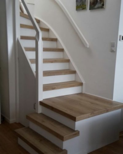 Dichte trap met houten treden en overloop